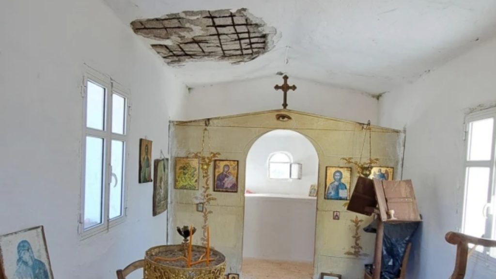 Χανιά: Κατέρρευσε τμήμα της οροφής στο εκκλησάκι των Αγίων Θεοδώρων (φωτογραφίες)