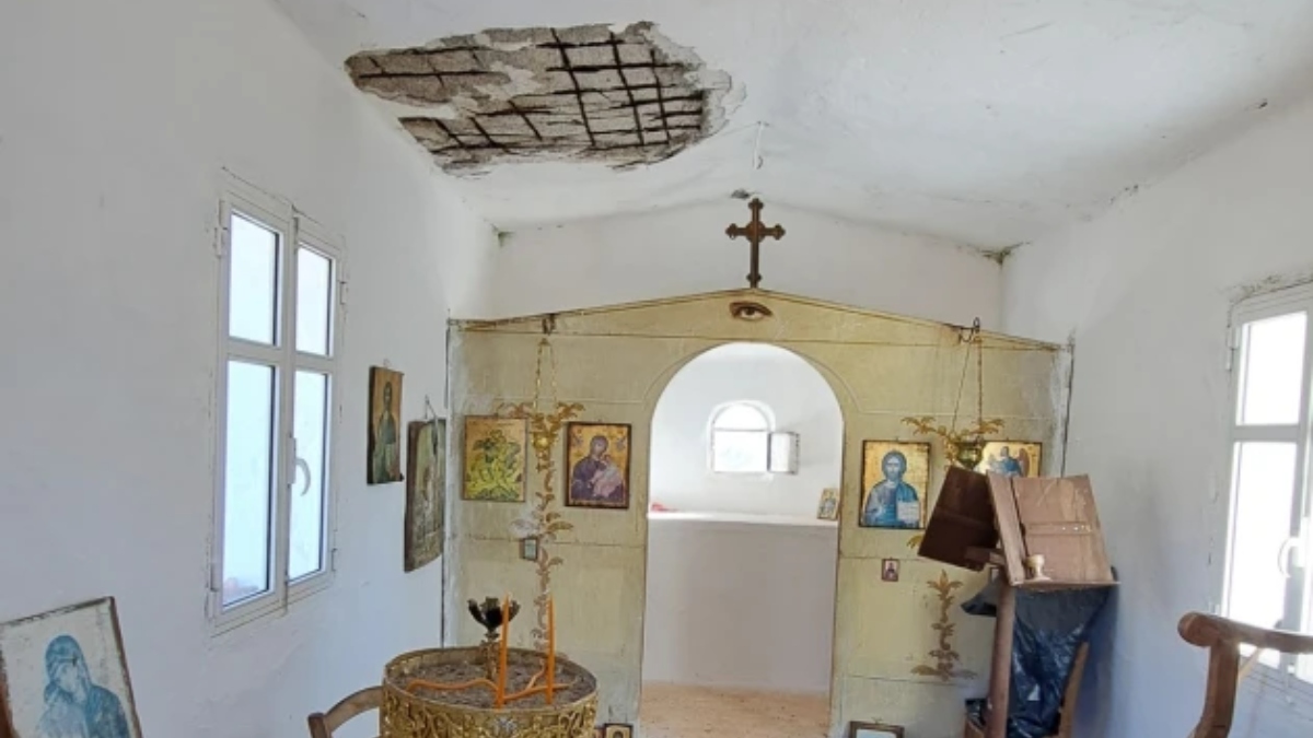 Χανιά: Κατέρρευσε τμήμα της οροφής στο εκκλησάκι των Αγίων Θεοδώρων (φωτογραφίες)