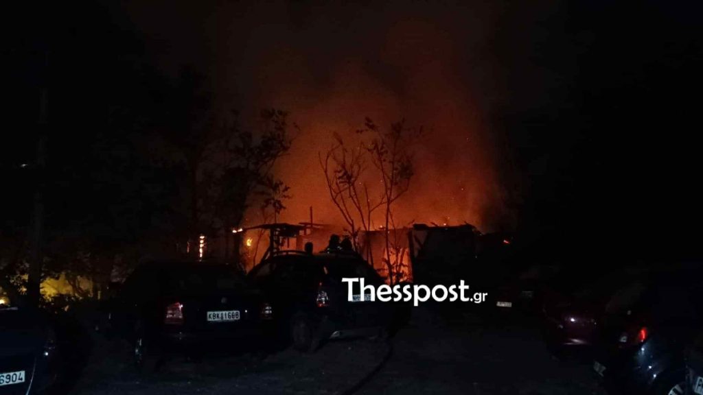 Φωτιά σε εγκαταλελειμμένο σπίτι στο κέντρο της Θεσσαλονίκης (Βίντεο – Φωτογραφίες)