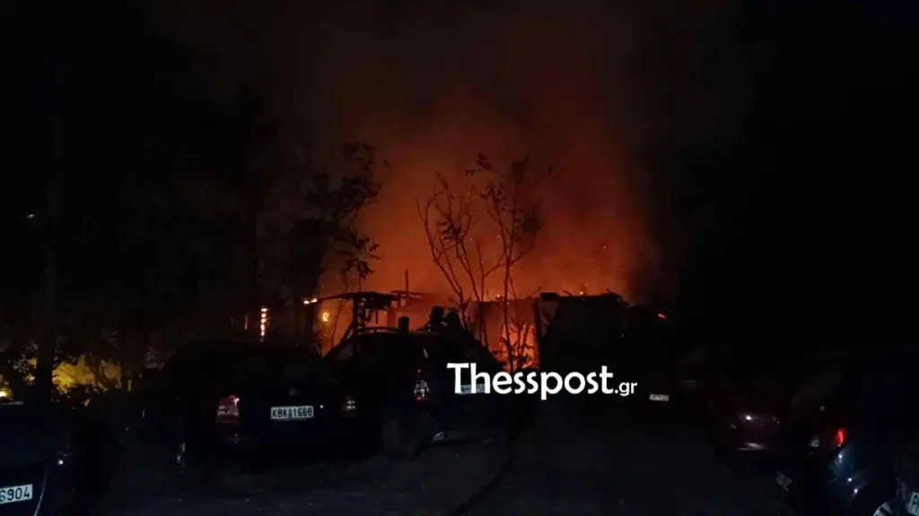 Φωτιά σε εγκαταλελειμμένο σπίτι στο κέντρο της Θεσσαλονίκης (Βίντεο – Φωτογραφίες)