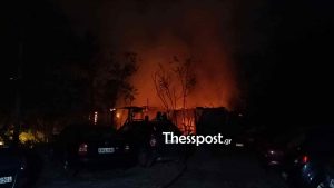 Φωτιά σε εγκαταλελειμμένο σπίτι στο κέντρο της Θεσσαλονίκης (Βίντεο – Φωτογραφίες)