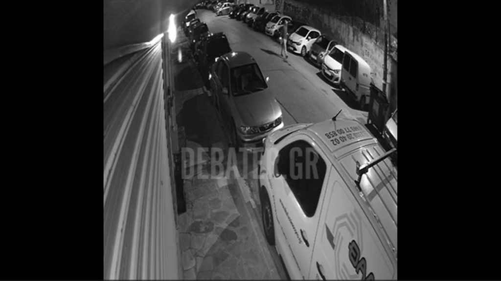 Θεσσαλονίκη: Βίντεο ντοκουμέντο από τη στιγμή που άνδρας αφήνει τον αυτοσχέδιο εκρηκτικό μηχανισμό έξω από δημοτικό κτίριο