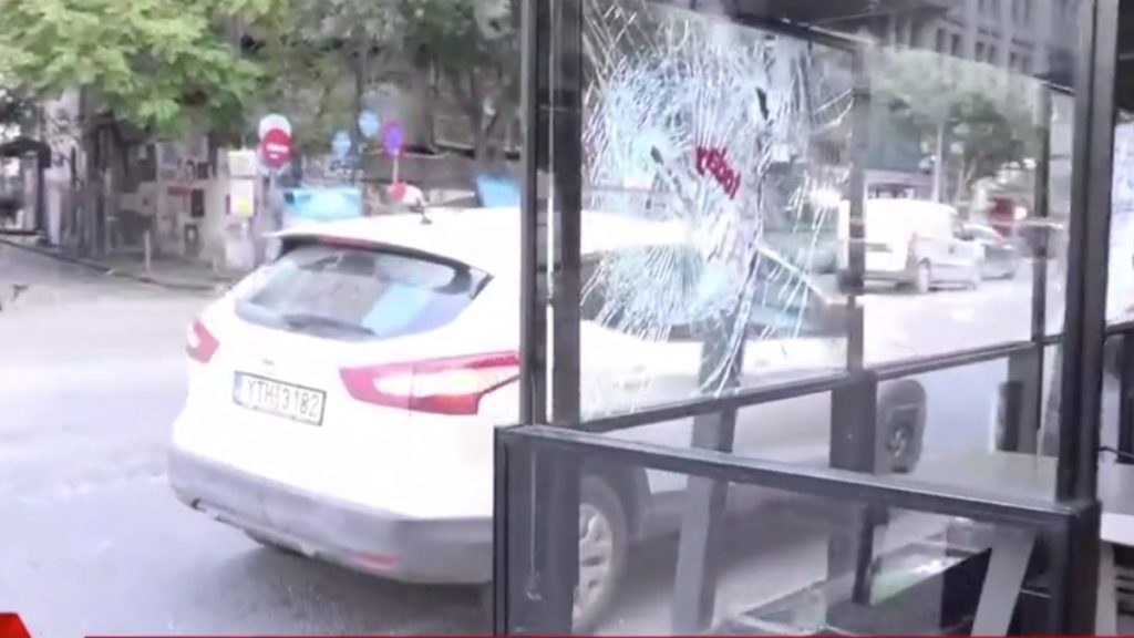 Μεθυσμένος άνδρας τα έκανε “γυαλιά καρφιά” σε κατάστημα στα Λαδάδικα