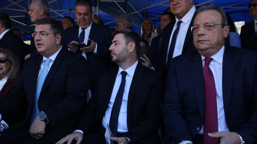 28η Οκτωβρίου: Απόντες Φάμελλος, Ανδρουλάκης από την κατάθεση στεφάνου στη Θεσσαλονίκη – Η χειραψία Μητσοτάκη – Δένδια
