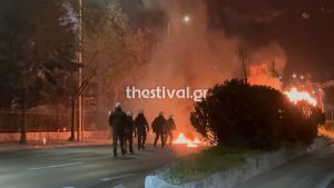 Θεσσαλονίκη: Κουκουλοφόροι έβαλαν φωτιές σε κάδους δίπλα στο Νοσοκομείο “Άγιος Δημήτριος” (Βίντεο)