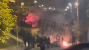 Θεσσαλονίκη: Κουκουλοφόροι έβαλαν φωτιές σε κάδους δίπλα σε νοσοκομείο – Δείτε βίντεο του DEBATER από τα άγρια επεισόδια