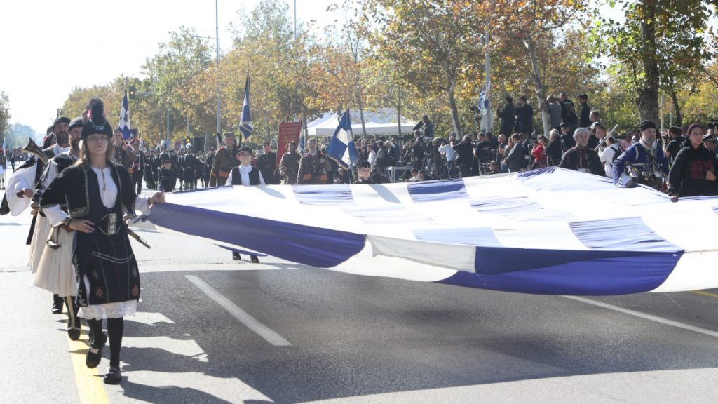 Σε εξέλιξη οι παρελάσεις σε Αθήνα και Θεσσαλονίκη – Ισχυρή αστυνομική δύναμη στο Σύνταγμα, τα βλέμματα στην στρατιωτική παρέλαση