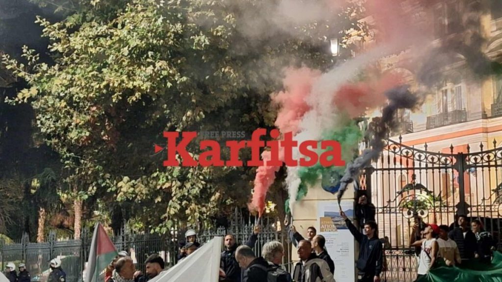 Θεσσαλονίκη: Διαδηλωτές άναψαν καπνογόνα με τα χρώματα της Παλαιστίνης έξω από το ΥΜΑΘ – Έκαψαν τις σημαίες των Ισραήλ, ΗΠΑ