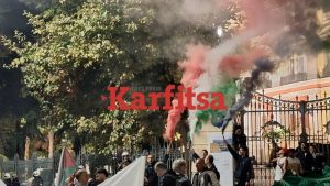 Θεσσαλονίκη: Διαδηλωτές άναψαν καπνογόνα με τα χρώματα της Παλαιστίνης έξω από το ΥΜΑΘ – Έκαψαν τις σημαίες των Ισραήλ, ΗΠΑ