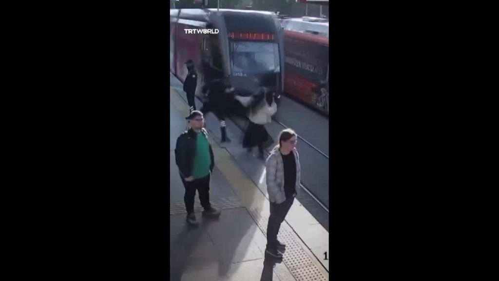 Τουρκία: Φύλακας «άγγελος» έσωσε γυναίκα από τις ράγες του τραμ (Βίντεο)
