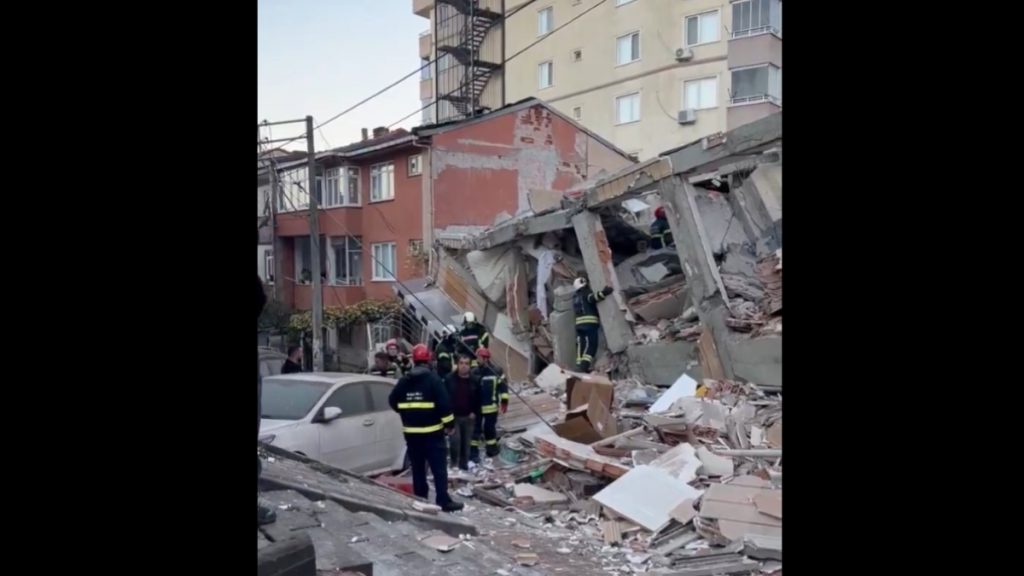 Τουρκία: Κατάρρευση εξαώροφου κτιρίου στην περιοχή Γκέμπζε του Κοτζαελί – Τουλάχιστον επτά εγκλωβισμένοι (βίντεο)