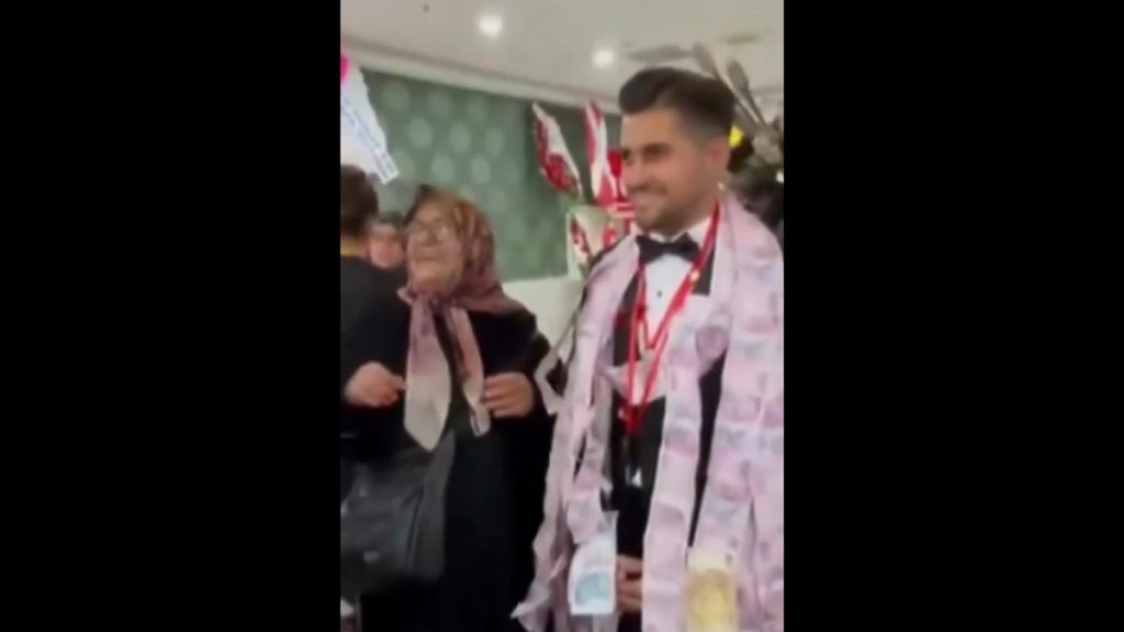 Τουρκία: Γιαγιά έκανε πλουσιοπάροχα δώρα στον γάμο του εγγονού της κι έγινε viral (βίντεο+φωτογραφίες)