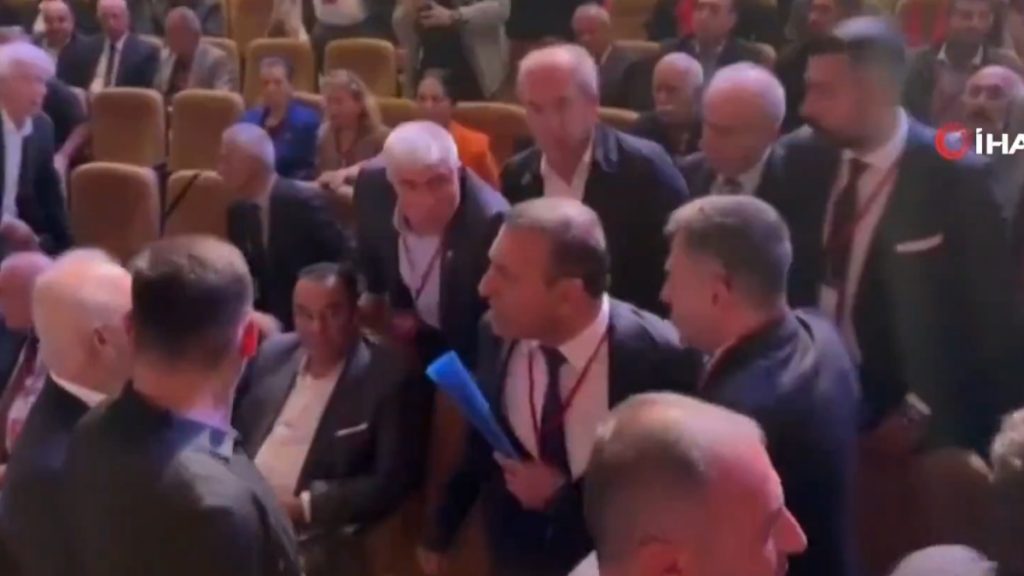Τουρκία: Χάος σε συνέδριο του CHP – Άγρια επεισόδια μεταξύ μελών της αξιωματικής αντιπολίτευσης (Βίντεο)