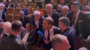 Τουρκία: Χάος σε συνέδριο του CHP – Άγρια επεισόδια μεταξύ μελών της αξιωματικής αντιπολίτευσης (Βίντεο)