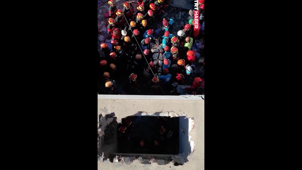 Κωνσταντινούπολη: Δείτε βίντεο από την στιγμή που ανασύρεται ζωντανή η 18χρονη από τα συντρίμμια