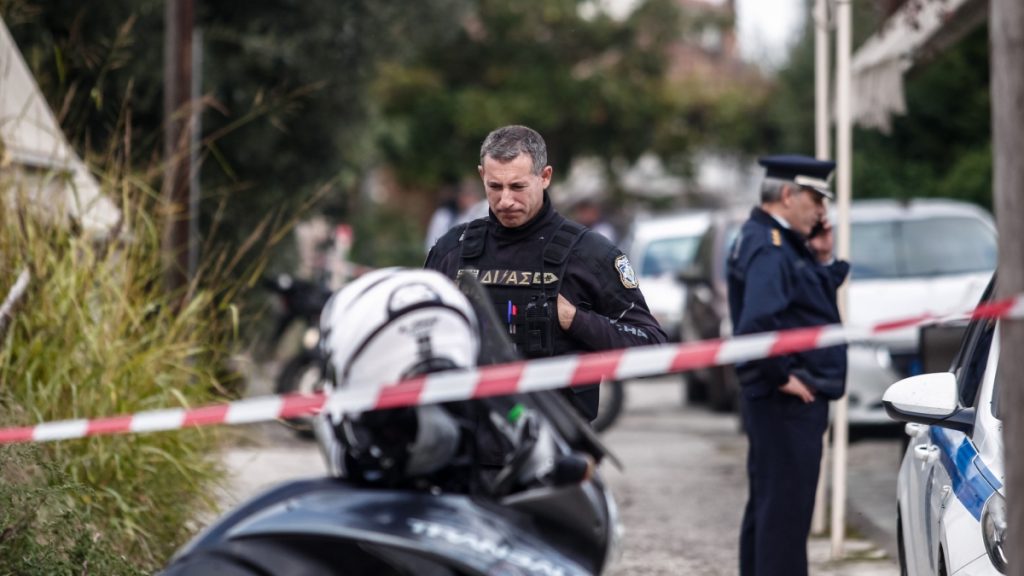 Τρίκαλα: “Είχε πολλούς συντρόφους, με αγνοούσε και με κακοποιούσε” – Σοκάρει η ομολογία του 18χρονου μητροκτόνου