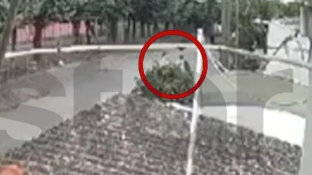 Τρίπολη: H στιγμή που 13χρονος κυνηγά και μαχαιρώνει τον συμμαθητή του – «Βοήθεια τι κάνεις;»