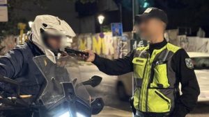 H ΕΑΕΕ στηρίζει και φέτος τη Διεύθυνση Τροχαίας Αττικής με δωρεά αλκοολομέτρων
