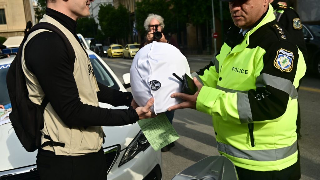 Δωρεάν κράνη σε παραβάτες μοτοσικλετιστές από την Τροχαία (φωτογραφίες)