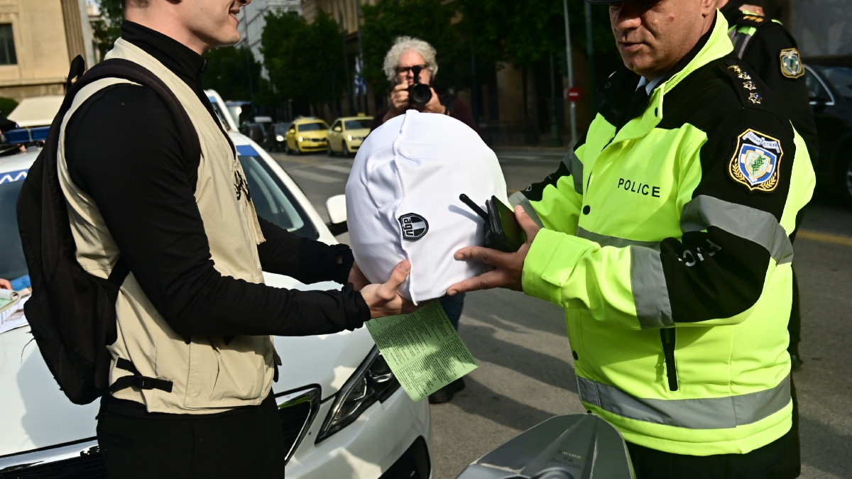 Δωρεάν κράνη σε παραβάτες μοτοσικλετιστές από την Τροχαία (φωτογραφίες)