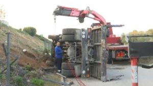 Τροχαίο σε έξοδο της Αττικής Οδού: Λεωφορείο συγκρούστηκε με φορτηγό – Δύο ελαφρά τραυματίες, κλειστή η δεξιά λωρίδα