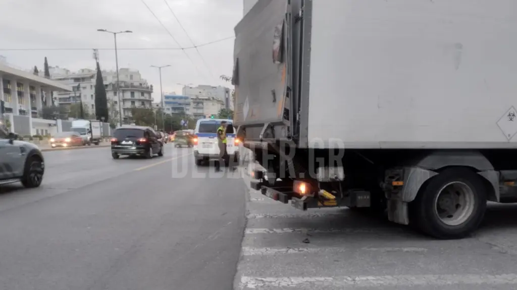 Τροχαίο με έναν τραυματία στη Βασιλίσσης Σοφίας: Φορτηγό συγκρούστηκε με μοτοσυκλέτα