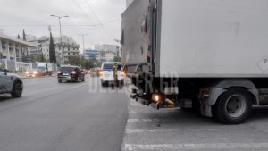 Τροχαίο με έναν τραυματία στη Βασιλίσσης Σοφίας: Φορτηγό συγκρούστηκε με μοτοσυκλέτα