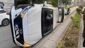 Θεσσαλονίκη: Αυτοκίνητο έπεσε σε σταθμευμένο όχημα και ανετράπη (φωτογραφίες)