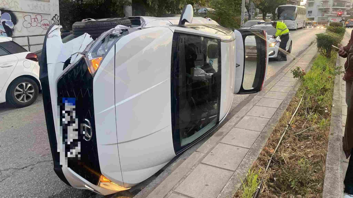 Θεσσαλονίκη: Αυτοκίνητο έπεσε σε σταθμευμένο όχημα και ανετράπη (φωτογραφίες)