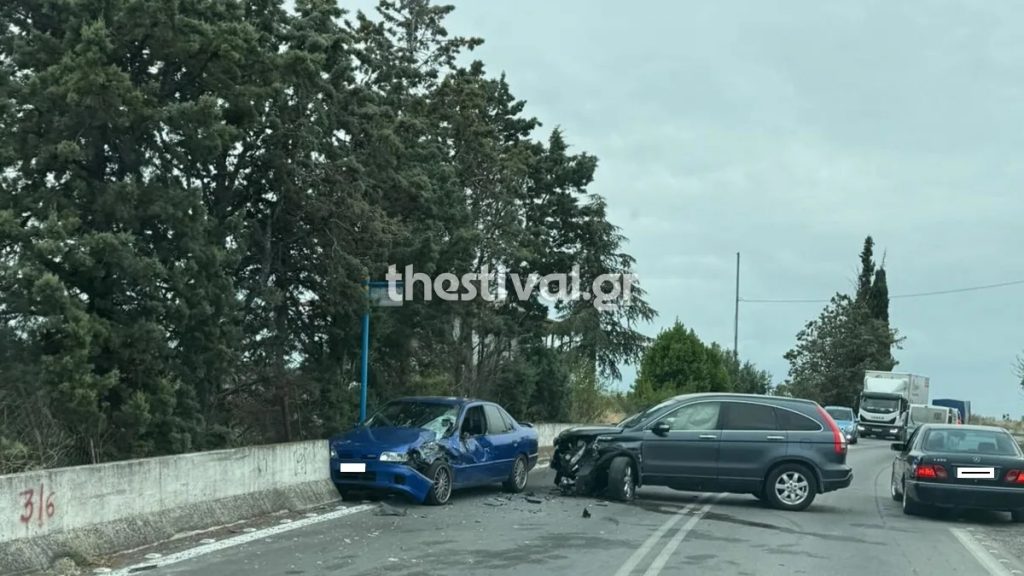 Θεσσαλονίκη: Η σοκαριστική στιγμή καραμπόλας σε στροφή στην Επανομή (Βίντεο)