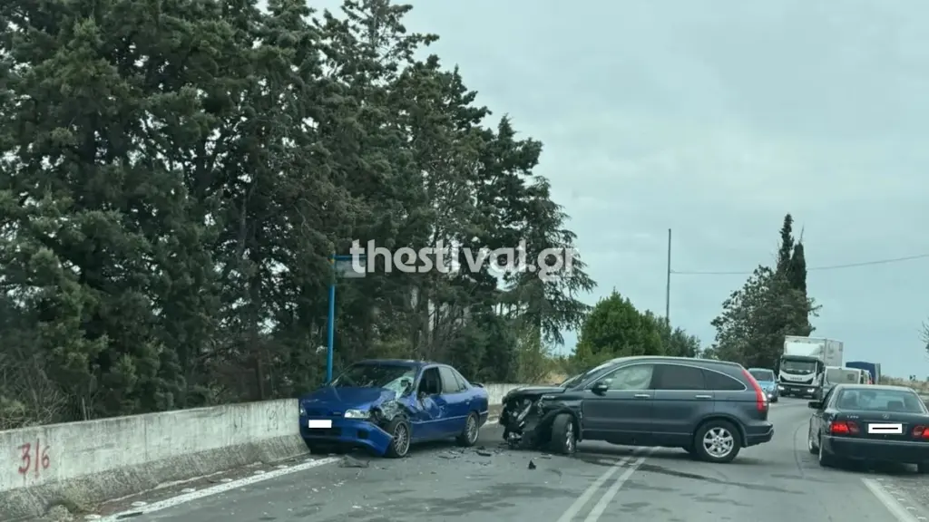 Θεσσαλονίκη: Η σοκαριστική στιγμή καραμπόλας σε στροφή στην Επανομή (Βίντεο)