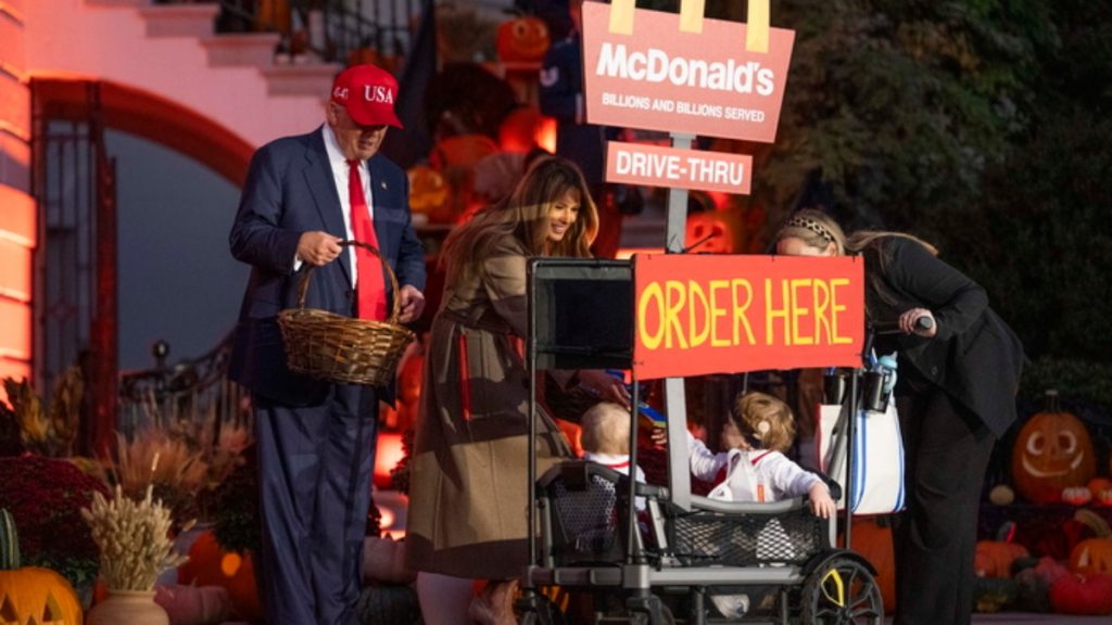 Στο πνεύμα του Halloween το ζεύγος Τραμπ: Μοίρασε γλυκά σε παιδιά στον Λευκό Οίκο (βίντεο)