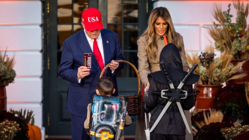 Η φάρσα του Τραμπ για το Halloween: Έβαλε σοκολάτα στο κεφάλι παιδιού που ήταν ντυμένο ζαχαρωτό (βίντεο)