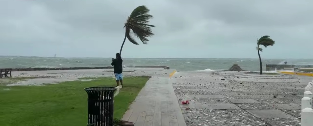 Ο τυφώνας Μελίσα “σαρώνει” την Τζαμάικα με ανέμους 300 χλμ/ώρα – «Τελευταία ευκαιρία να προστατεύσετε τη ζωή σας»