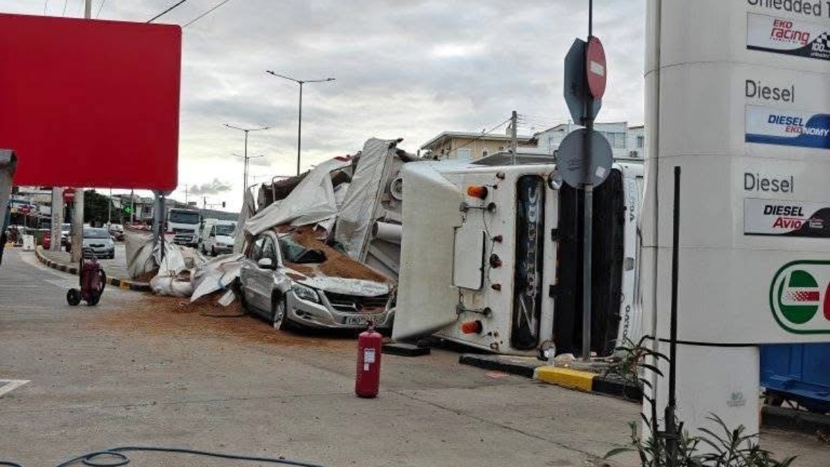 Σοκαριστικό τροχαίο στη Βάρη: Φορτηγό τούμπαρε κι έπεσε πάνω σε αυτοκίνητο (φωτογραφίες)