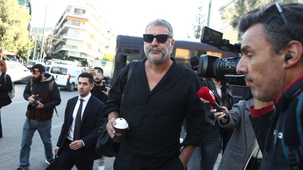 Βασίλης Μπισμπίκης: Σήμερα η δίκη για το τροχαίο στη Φιλοθέη – Έφτασε στα δικαστήρια ο ηθοποιός