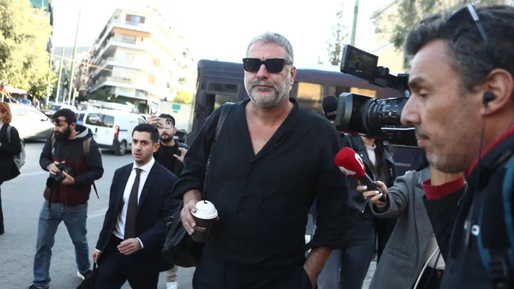 Βασίλης Μπισμπίκης: Σήμερα η δίκη για το τροχαίο στη Φιλοθέη – Έφτασε στα δικαστήρια ο ηθοποιός