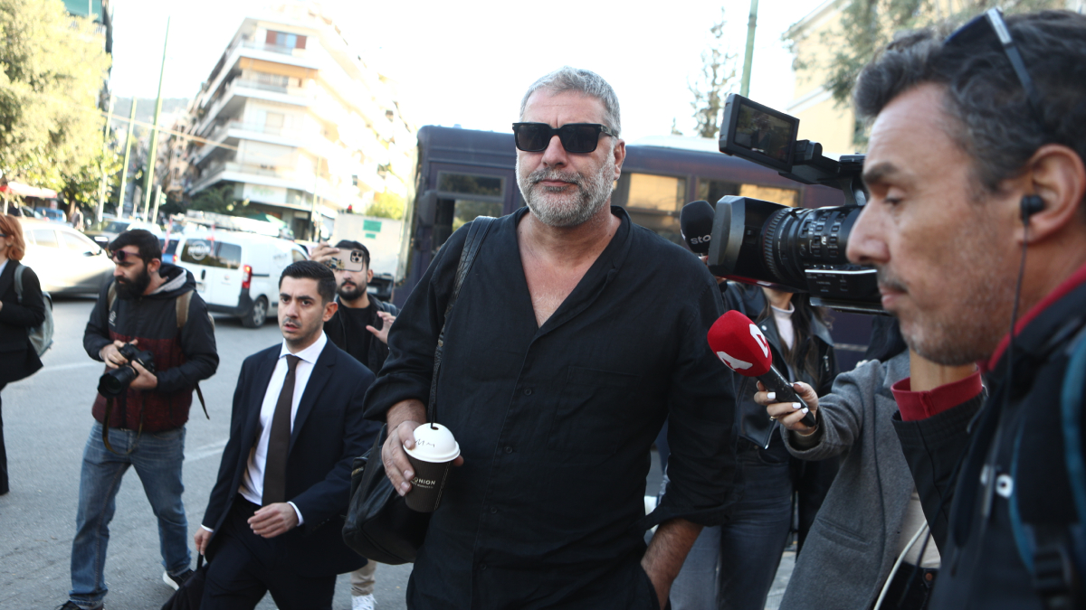 Βασίλης Μπισμπίκης: Σήμερα η δίκη για το τροχαίο στη Φιλοθέη – Έφτασε στα δικαστήρια ο ηθοποιός