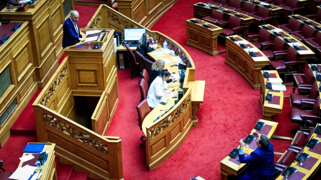 Βουλή: Άγρια αντιπαράθεση Βελόπουλου με Καιρίδη – «Αν δεν τον βάλετε στην τάξη θα κατέβω να τον βάλω εγώ» (Βίντεο)
