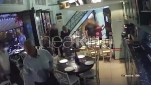 Μάκης Βορίδης: «Μου επιτέθηκαν χούλιγκαν της ακροαριστεράς – Δεν με φοβίζουν» – Του πέταξαν αυγά, πέτρες και φώναζαν συνθήματα
