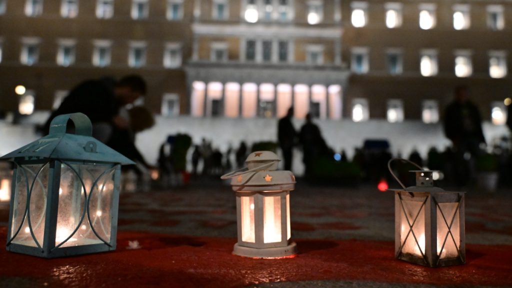 Σύνταγμα: Συγκέντρωση έξω από τη Βουλή για την τροπολογία για το Μνημείο του Αγνώστου Στρατιώτη (Φωτογραφίες)