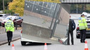 Επίθεση με μαχαίρι σε συναγωγή στο Μάντσεστερ: “Κάντε πίσω έχει βόμβα” φώναζαν οι αστυνομικοί, δείτε το βίντεο