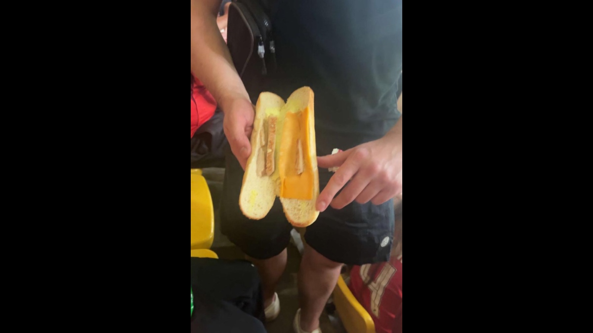 Το «βρώμικο» έξω από την Opap Arena έγινε viral στη Σκωτία: 6 γκολ και 6 ευρώ