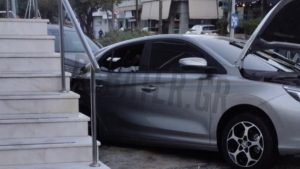 Βύρωνας: Άγνωστοι έκαψαν ΙΧ έξω από αντιπροσωπεία αυτοκινήτων (Εικόνες)