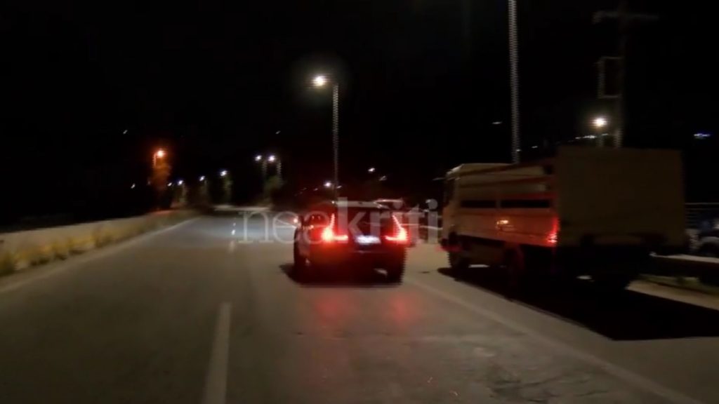 Χανιά: Η στιγμή που οδηγός επιταχύνει το αυτοκίνητό της και “σπάει” το μπλόκο των αγροτών (βίντεο)