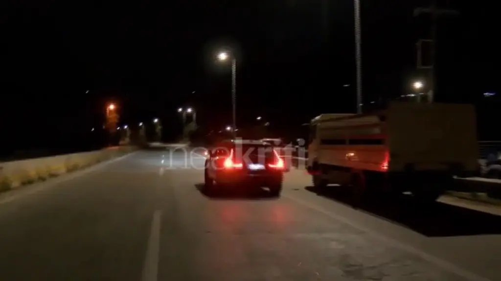 Χανιά: Η στιγμή που οδηγός επιταχύνει το αυτοκίνητό της και “σπάει” το μπλόκο των αγροτών (βίντεο)