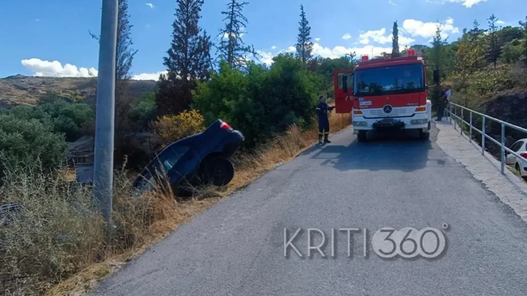 Χανιά: ΙΧ έπεσε σε πλαγιά δίπλα σε δημοτικό σχολείο (Εικόνες)
