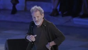 Σταύρος Ξαρχάκος: «Χαίρε Διόνυσε, καλό σου κατευόδιο» – Το συγκινητικό αντίο στον Διονύση Σαββόπουλο