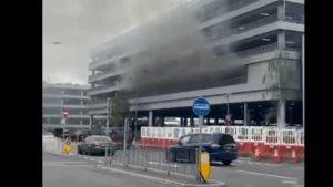Χίθροου: Πυρκαγιά σε αυτοκίνητο στο πάρκινγκ του αεροδρομίου – Δείτε βίντεο