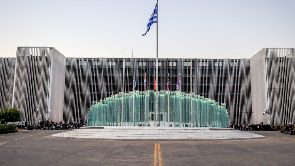 LIVE η ομιλία Μητσοτάκη στα αποκαλυπτήρια της νέας βιοκλιματικής όψης του κεντρικού κτιρίου του Υπουργείου Εθνικής Άμυνας